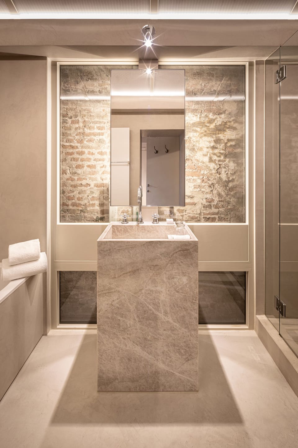 Executive Room, Canal View (Royal) | Bathroom | Free toiletries, hair dryer, bathrobes, slippers