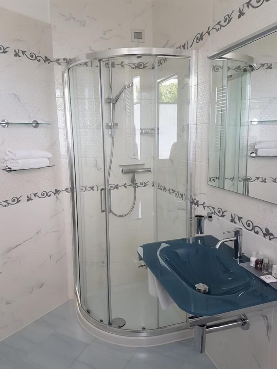Deluxe Double Room, Non Smoking | Bathroom shower