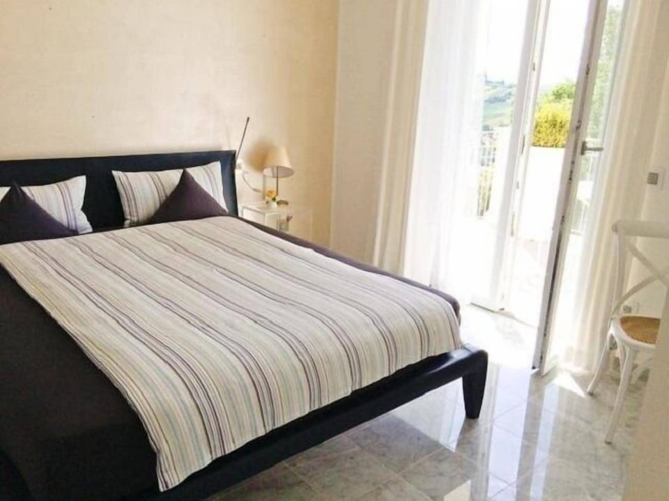 Deluxe Double Room, Non Smoking | Egyptian cotton sheets, premium bedding, minibar, in-room safe