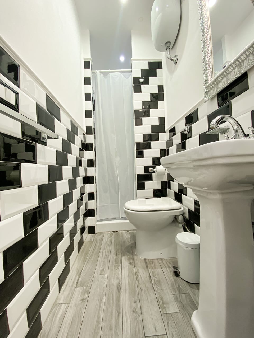 Economy Double Room | Bathroom | Shower, free toiletries, hair dryer, towels