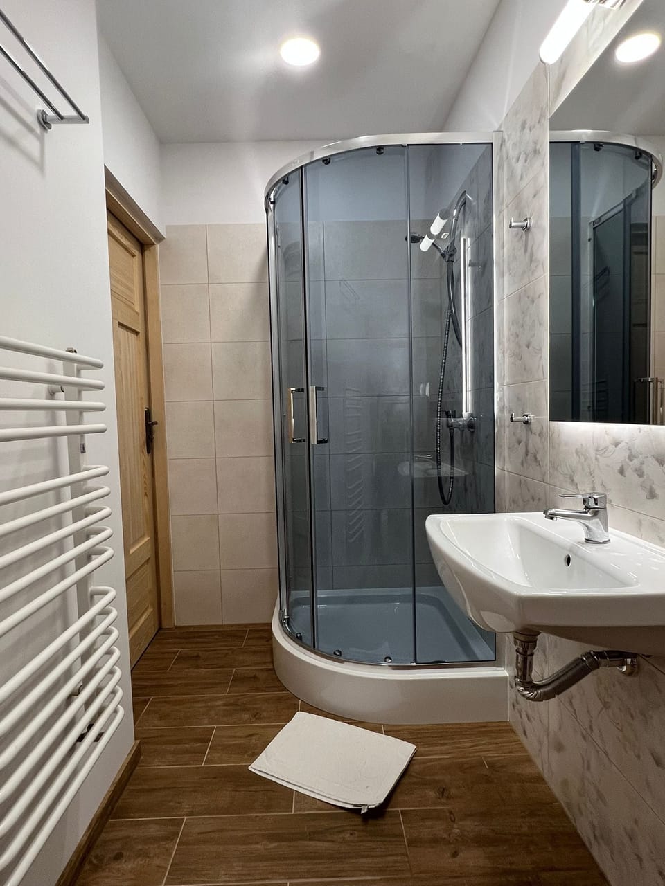 Traditional Double Room | Bathroom | Shower, towels