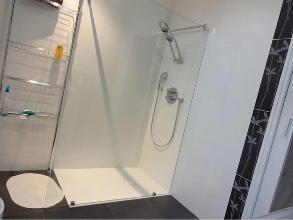 Triple Room (Bleue) | Bathroom shower