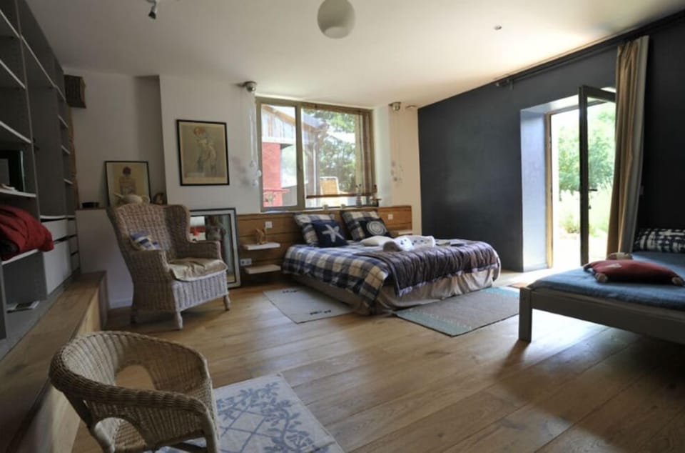 Triple Room (Bleue) | Free cribs/infant beds, free WiFi, bed sheets, wheelchair access