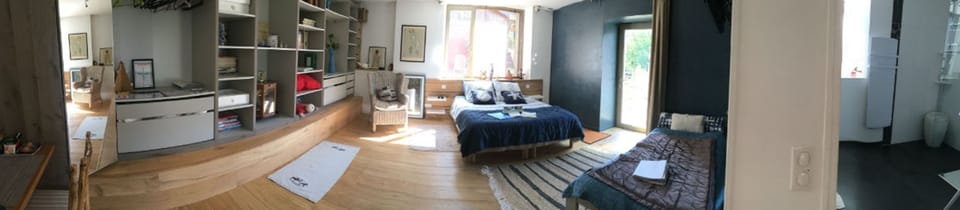 Triple Room (Bleue) | Free cribs/infant beds, free WiFi, bed sheets, wheelchair access