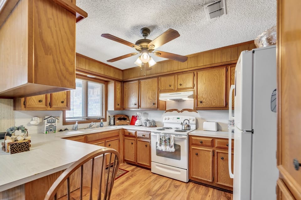 House, 3 Bedrooms | Private kitchen | Full-size fridge, microwave, oven, dishwasher