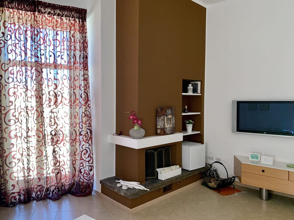 SUITE KING con Balcone- VICO AFF. ((Vico Forno Vecchio 7, 2°P) | Living area | 42-inch flat-screen TV with cable channels, TV