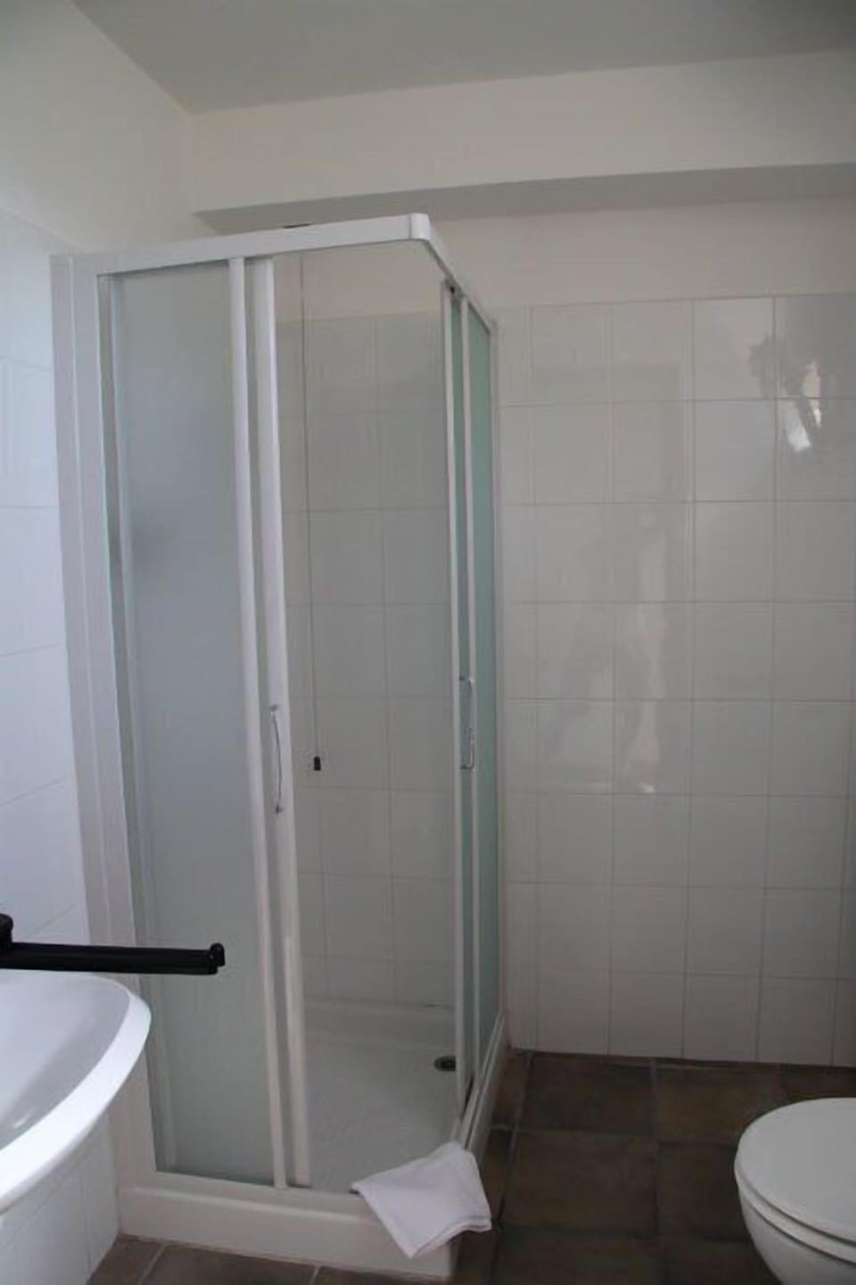 Double Room, 1 Queen Bed, Non Smoking | Bathroom | Shower, free toiletries, bidet, towels