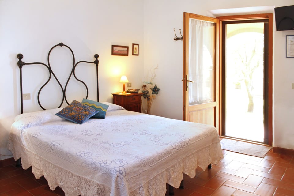 Basic Double Room, Courtyard View | Desk, free WiFi, bed sheets