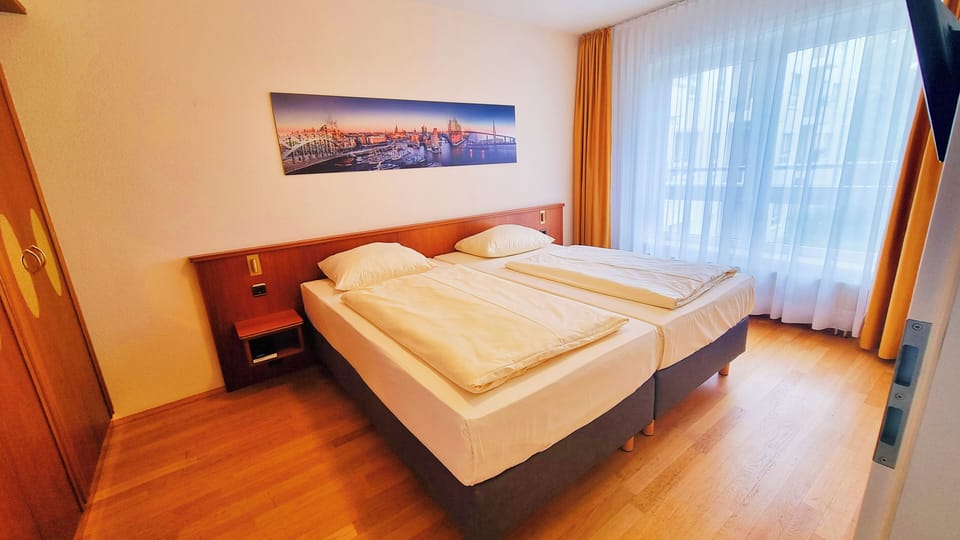 Desk, soundproofing, free WiFi, bed sheets
