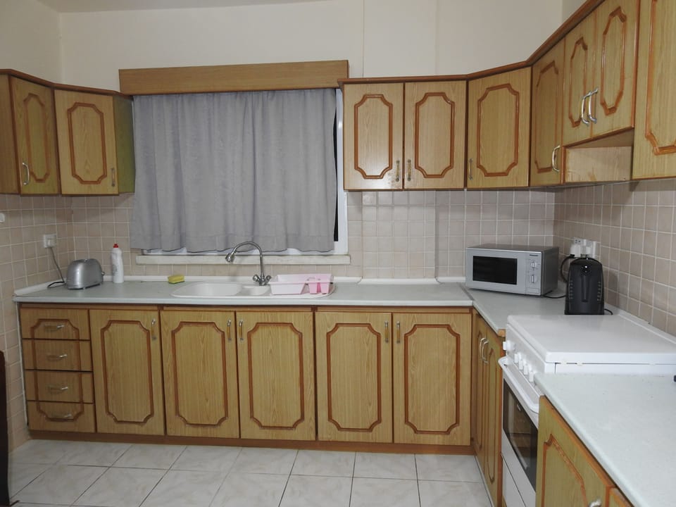 Deluxe Apartment, Balcony (No 4) | Private kitchen | Full-size fridge, microwave, oven, stovetop