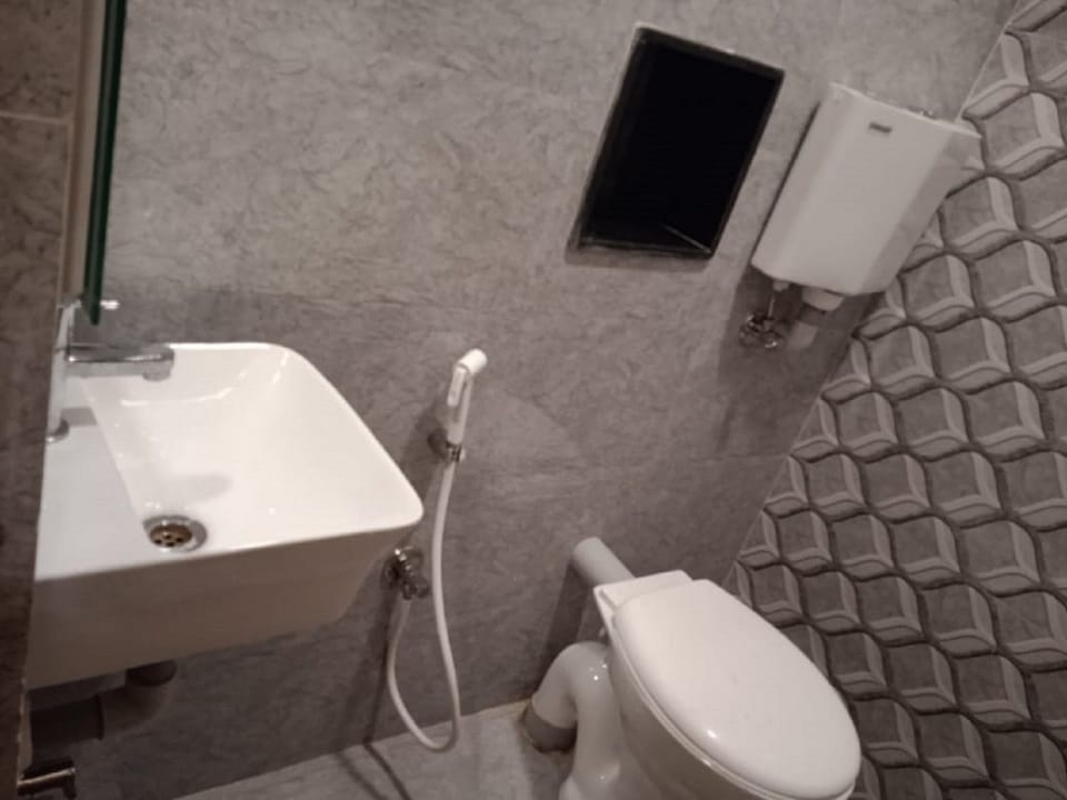 Standard Single Room | Bathroom | Shower, free toiletries, towels