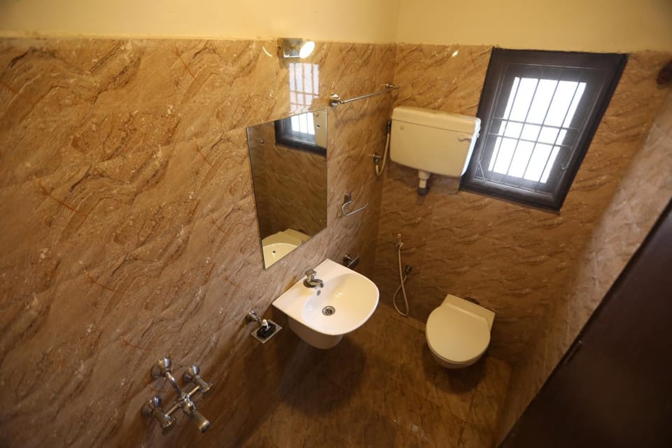 Shower, free toiletries, towels