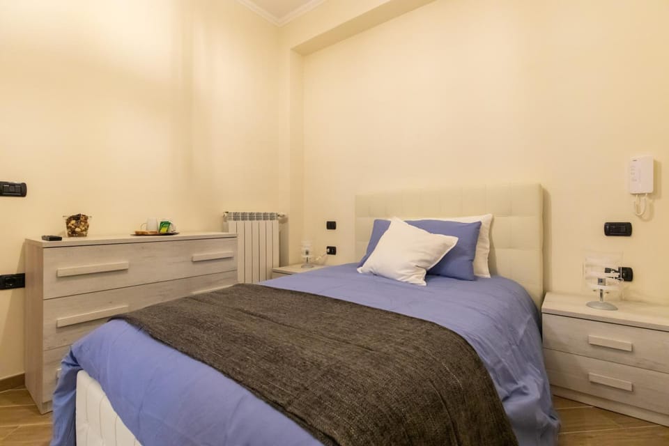Premium bedding, in-room safe, soundproofing, WiFi (free)