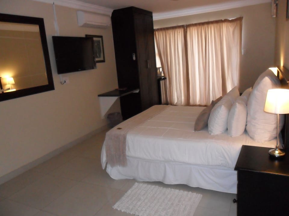 Luxury Room, 1 Queen Bed, Non Smoking | Minibar, in-room safe, individually decorated, individually furnished