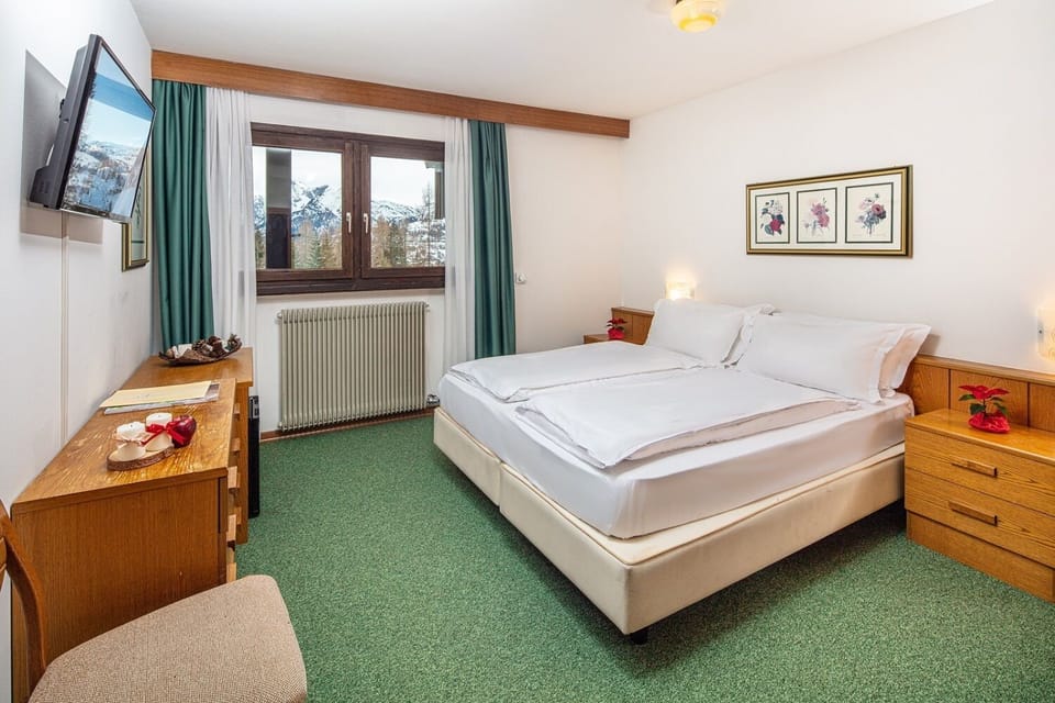 Classic Double Room | Down comforters, in-room safe, desk, laptop workspace