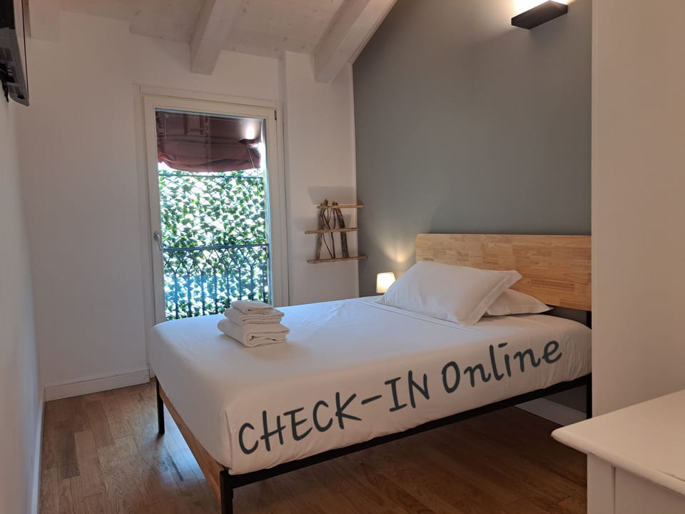 Basic Single Room, Men only | 1 bedroom, premium bedding, down comforters, memory foam beds