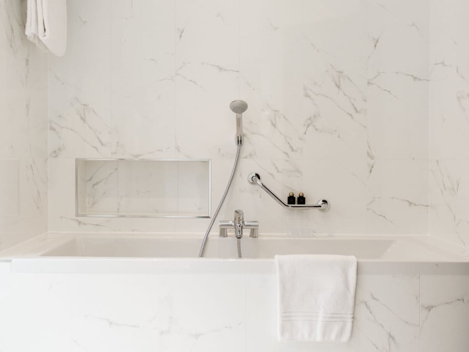 Suite Opera View | Bathroom | Eco-friendly toiletries, hair dryer, bathrobes, slippers