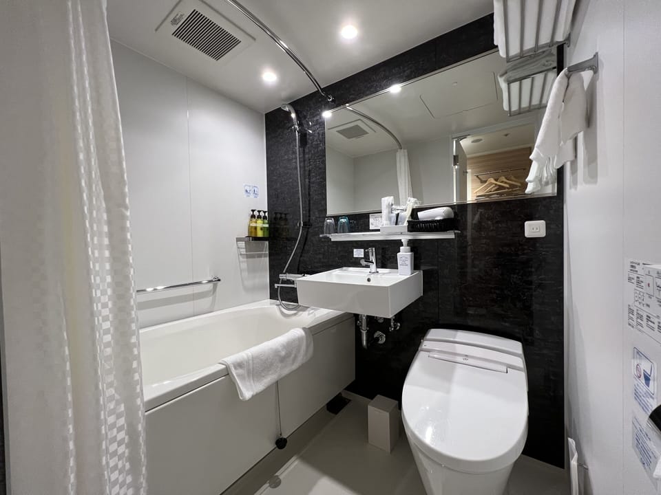 Standard Double Room | Bathroom | Combined shower/tub, free toiletries, hair dryer, bathrobes