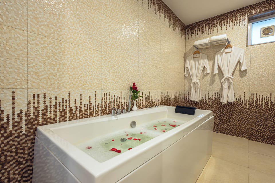 Royal Double Room, 1 Bedroom | Bathroom | Shower, rainfall showerhead, free toiletries, hair dryer