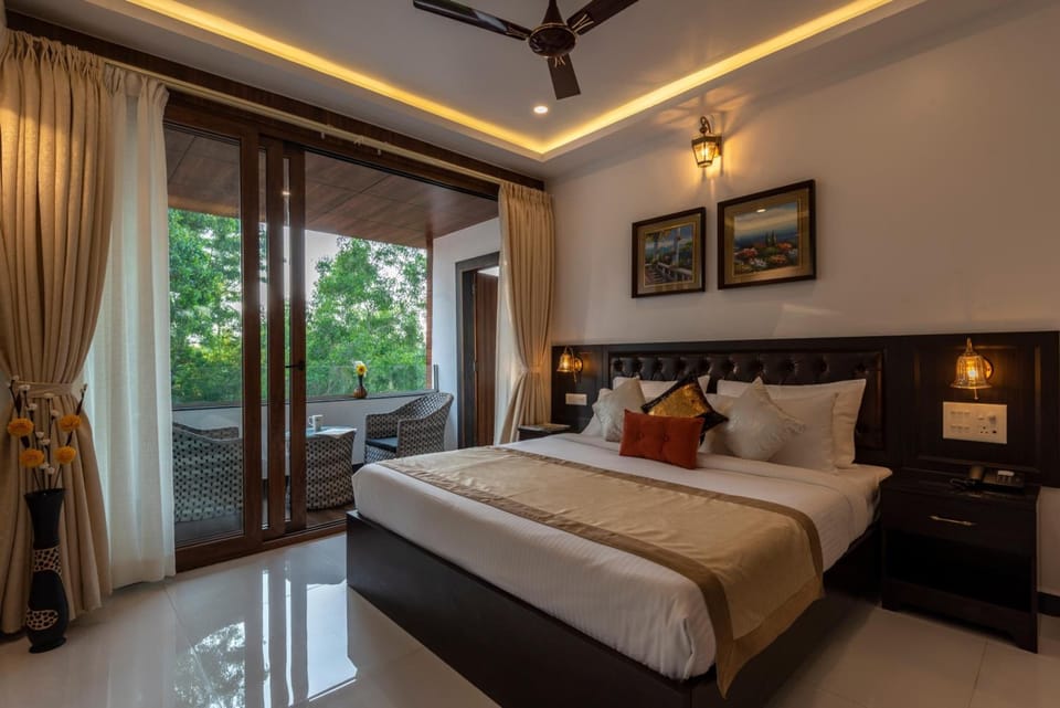 Premium bedding, in-room safe, blackout drapes, soundproofing