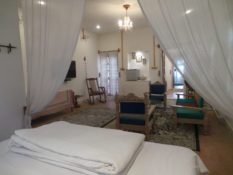 Classic Studio Suite | Desk, laptop workspace, soundproofing, WiFi (free)