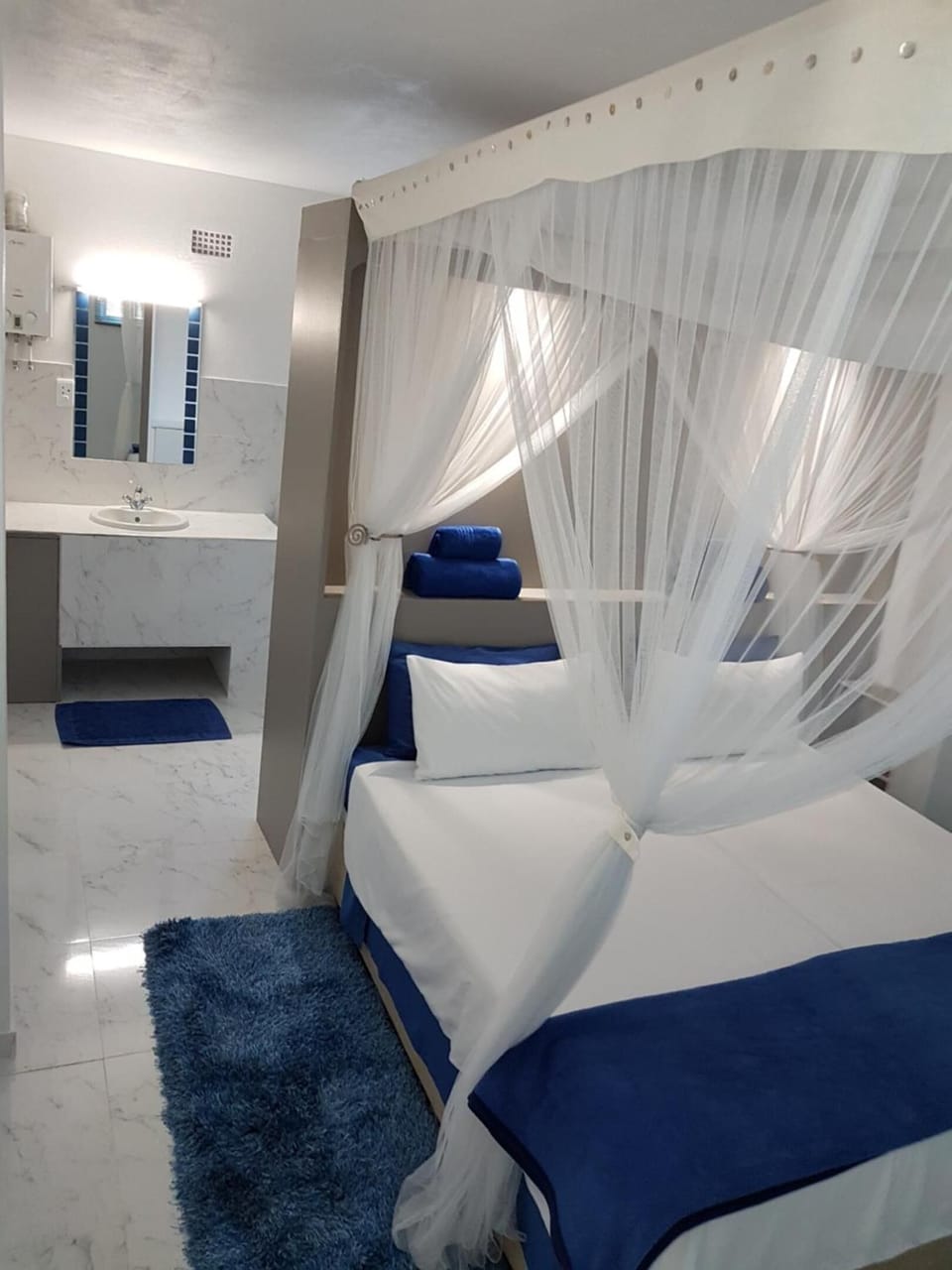 1 bedroom, desk, bed sheets