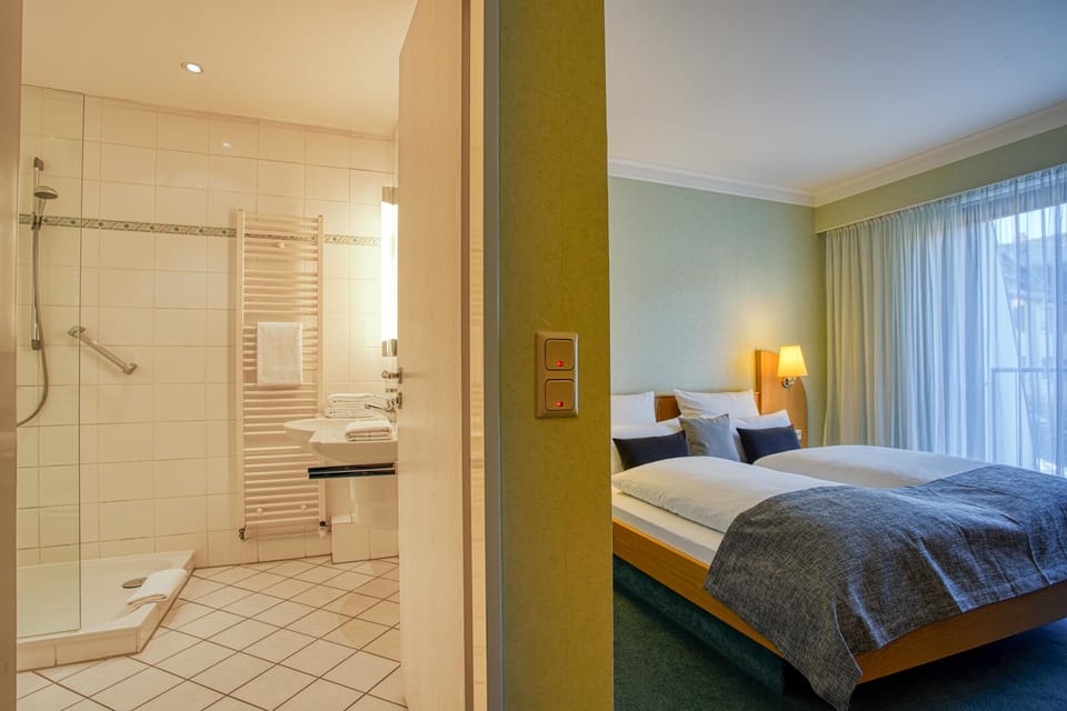 Comfort Double Room, 1 Bedroom, Accessible | Individually decorated, individually furnished, desk, blackout drapes