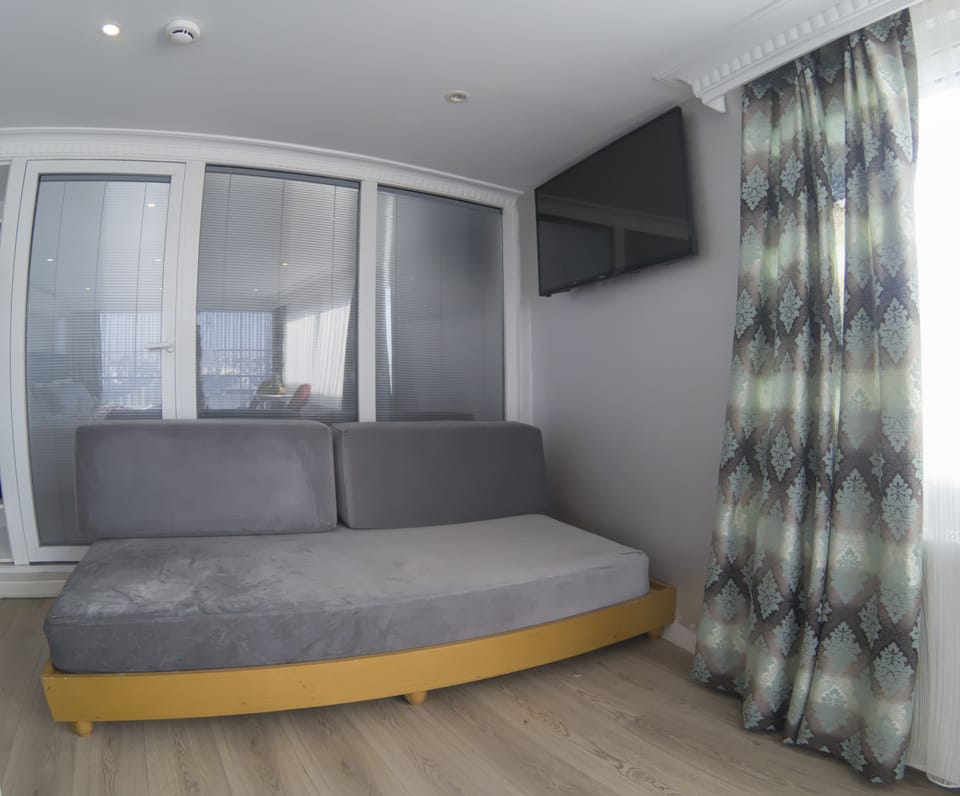 Deluxe Double or Twin Room, Multiple Bedrooms, Jetted Tub, Sea View | Free minibar items, in-room safe, desk, free WiFi