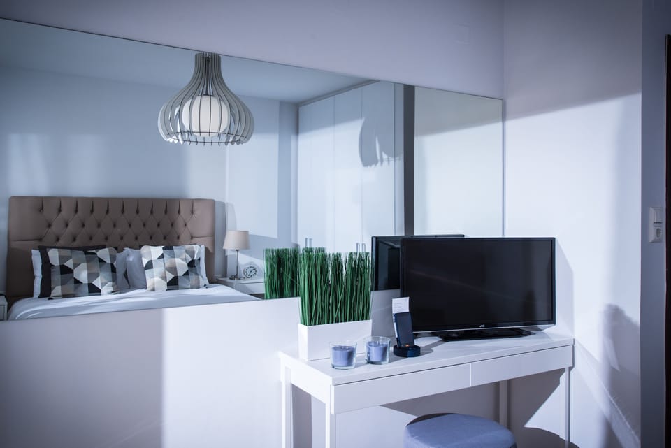 1 bedroom, Egyptian cotton sheets, premium bedding, down comforters