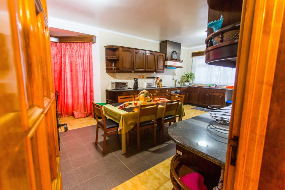 Double Room | Shared kitchen | Shared fridge, microwave, toaster, cookware/dishes/utensils