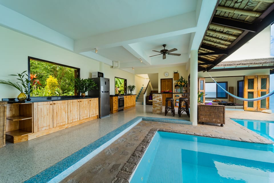 4-Bedroom Luxury Villa  | Private kitchen | Full-size fridge, microwave, oven, stovetop