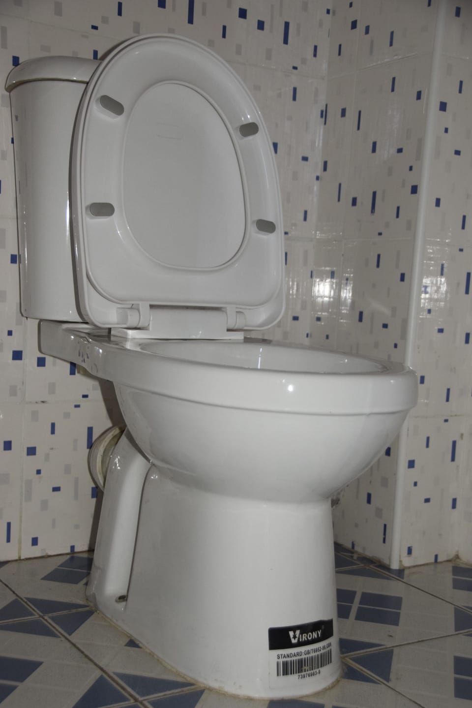 Shower, rainfall showerhead, free toiletries, bathrobes