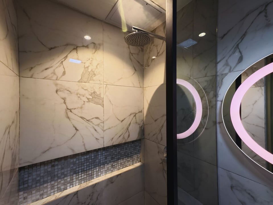 Deluxe Queen  | Bathroom shower