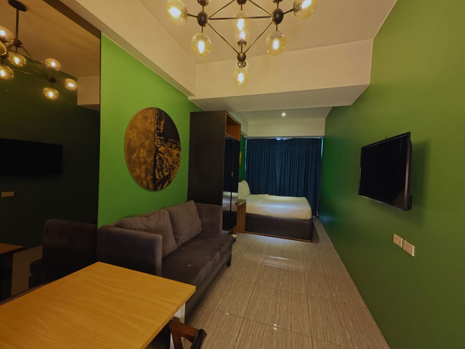 Superior Queen | Living area | Flat-screen TV