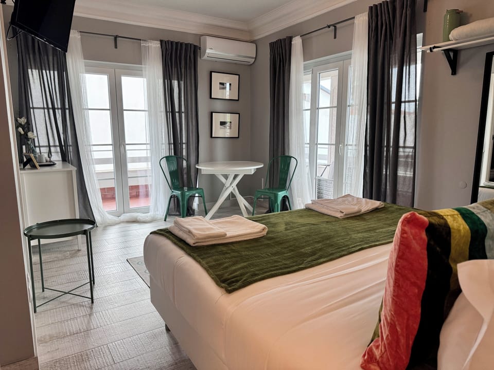 Deluxe Double or Twin Room, Non Smoking, Partial Sea View | Premium bedding, blackout drapes, soundproofing, WiFi (free)