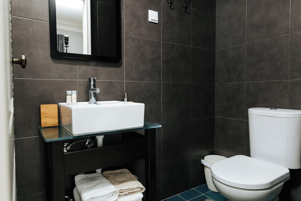Deluxe Double or Twin Room, Non Smoking, Partial Sea View | Bathroom | Shower, rainfall showerhead, free toiletries, hair dryer