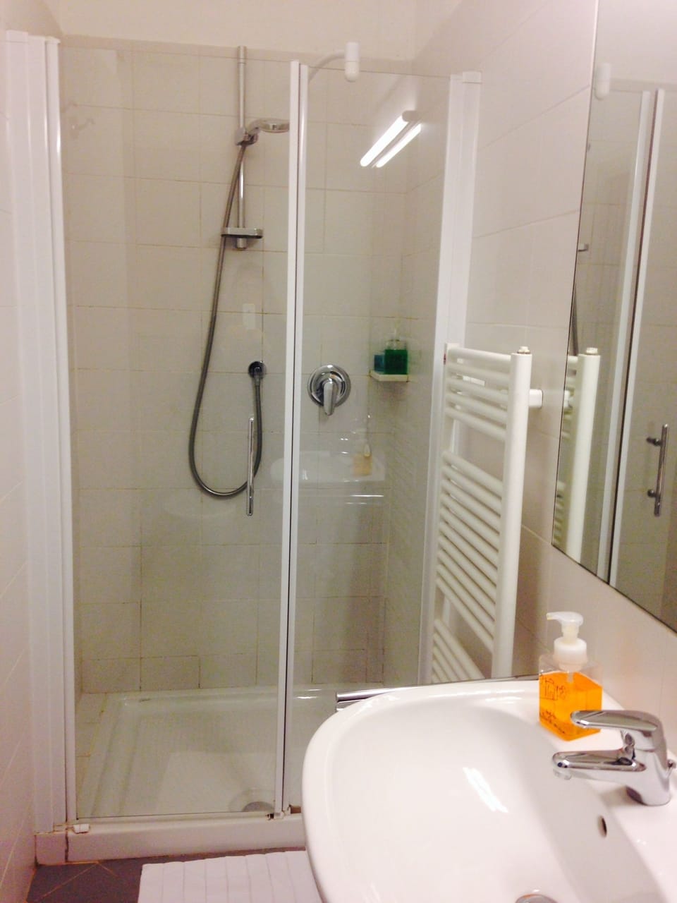 Triple Room | Bathroom | Bathtub, free toiletries, hair dryer, bidet