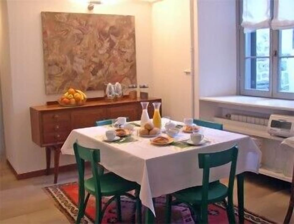 Standard Suite, 2 Bedrooms | In-room dining