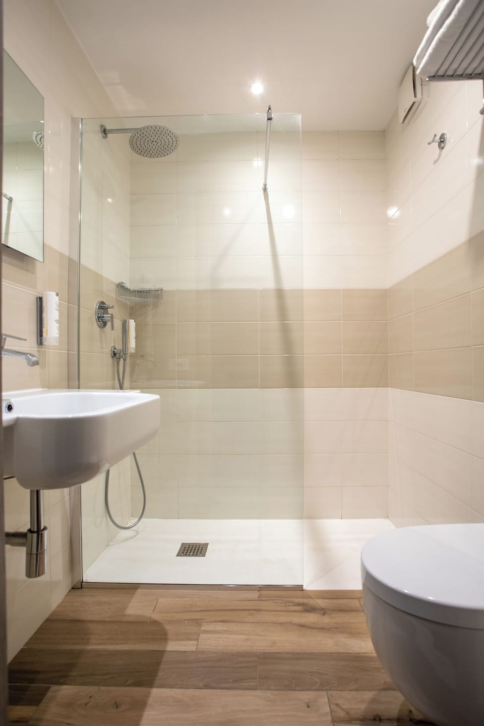 Family Room | Bathroom | Shower, hair dryer, bidet, towels