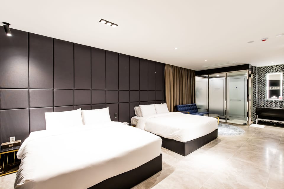 Business Studio Suite - Comp Airport Shuttle upon request | Premium bedding, down comforters, memory foam beds, minibar