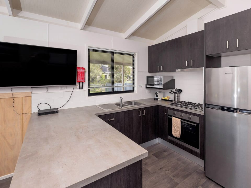 Superior Garden View 3 Bedroom Cabin | Private kitchen | Shared fridge, shared microwave, dining table