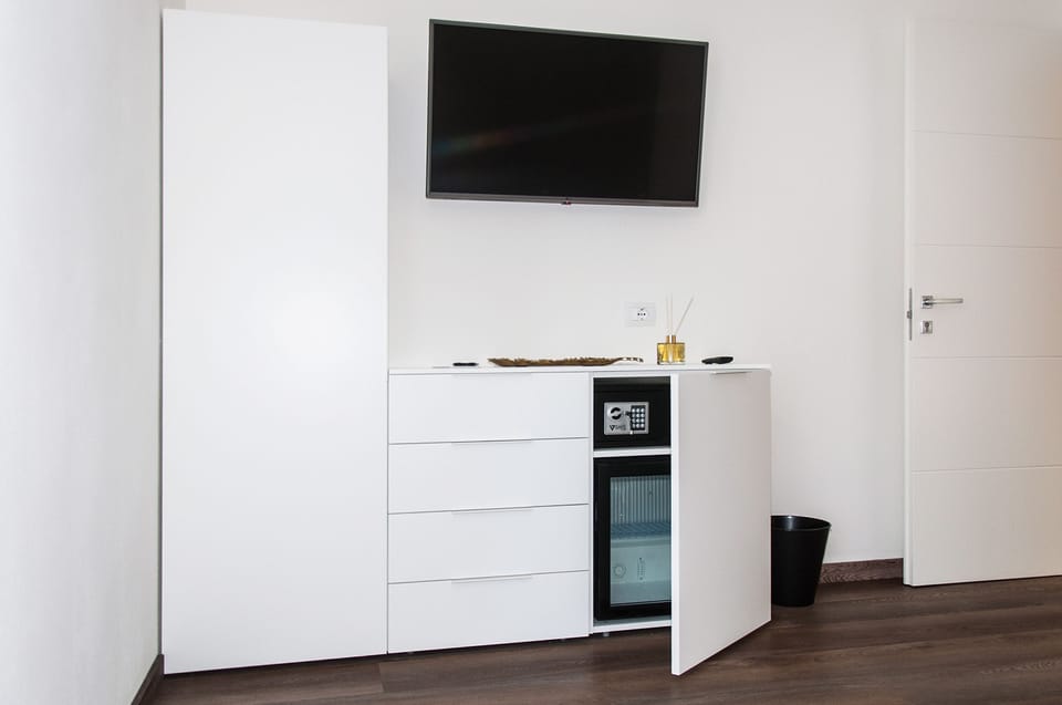 Suite, 1 King Bed with Sofa bed, Non Smoking, City View | Premium bedding, down comforters, memory foam beds, minibar