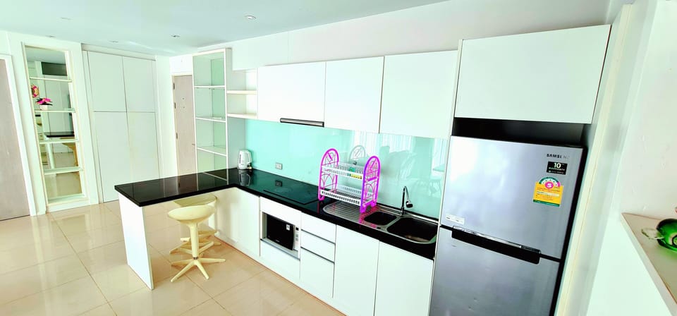 Full-size fridge, microwave, stovetop, dishwasher
