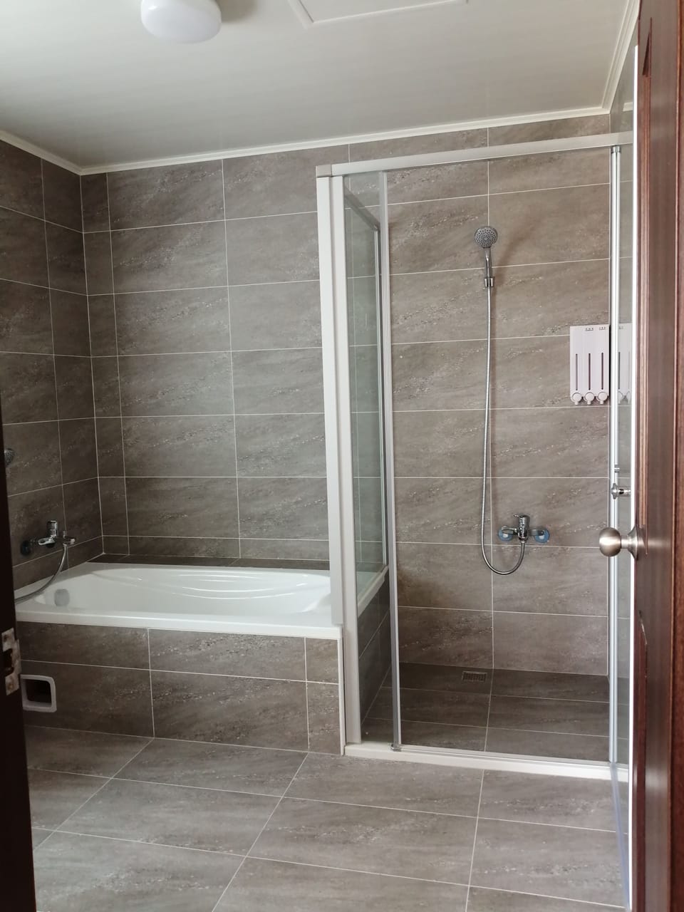 Triple Room, 3 Twin Beds, Non Smoking | Bathroom | Hair dryer, slippers
