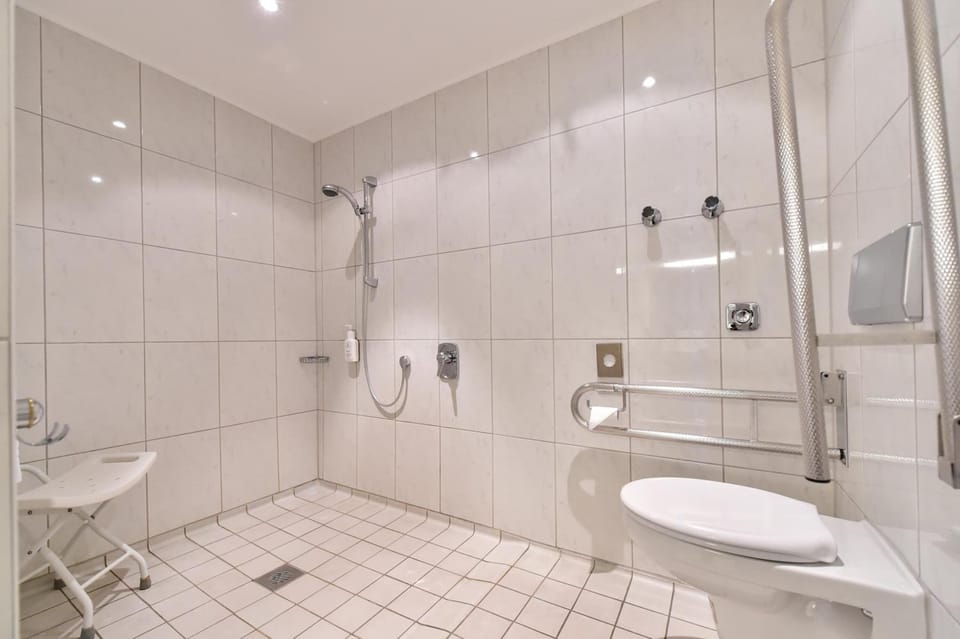 Deep soaking tub, slippers, towels
