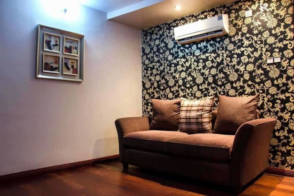 Royal Suite | Living area | 32-inch plasma TV with satellite channels, TV