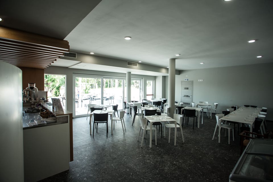 2 restaurants; lunch and dinner served
