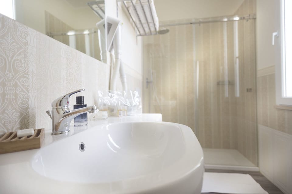 Shower, free toiletries, hair dryer, bidet