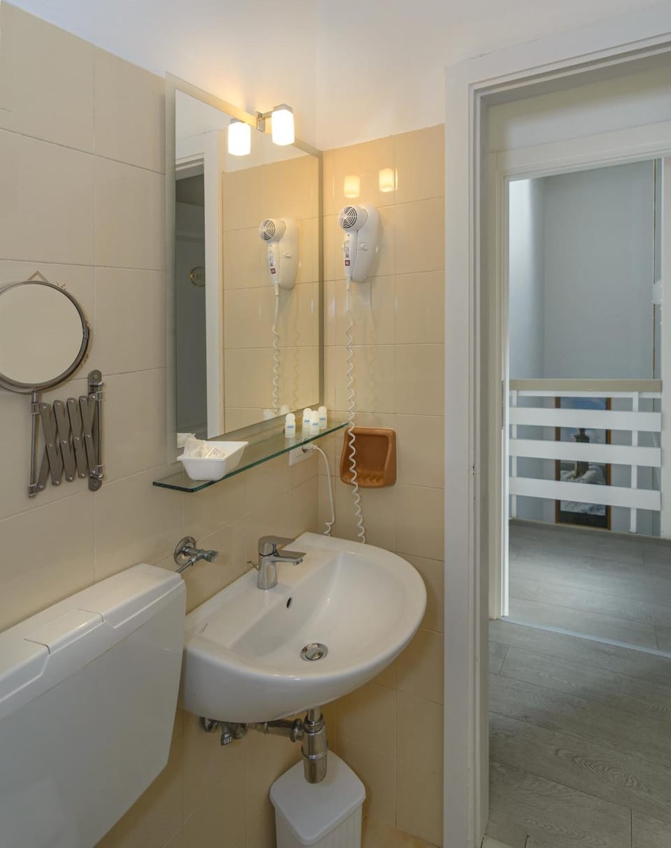Shower, free toiletries, hair dryer, bidet
