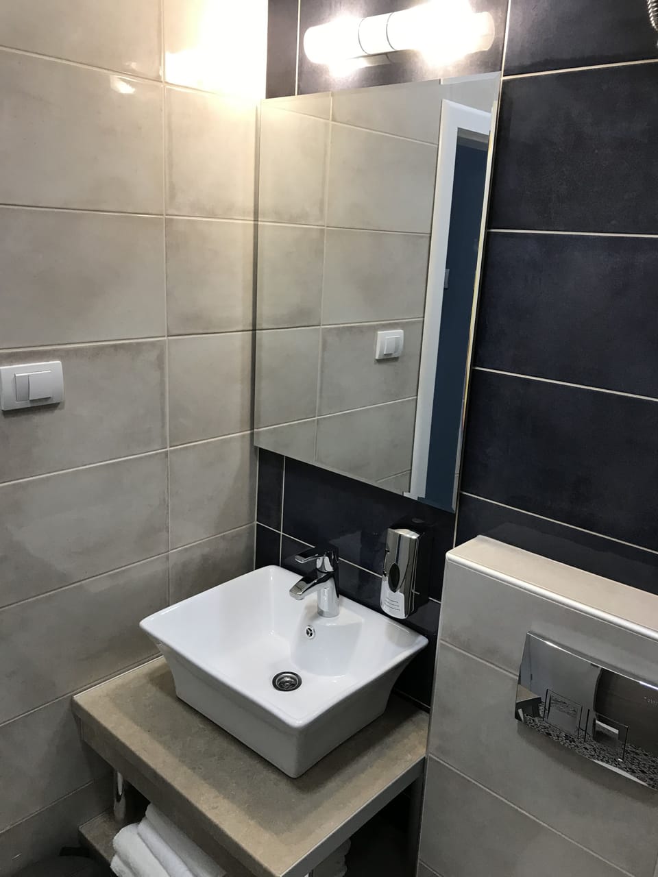 Basic Double Room | Bathroom sink